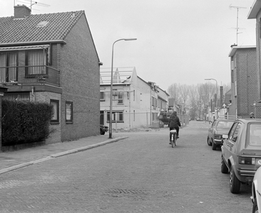 881535 Gezicht in de Cornelis Dirkszstraat te Utrecht, met in het midden de kruising met de Cornelis Roobolstraat.
